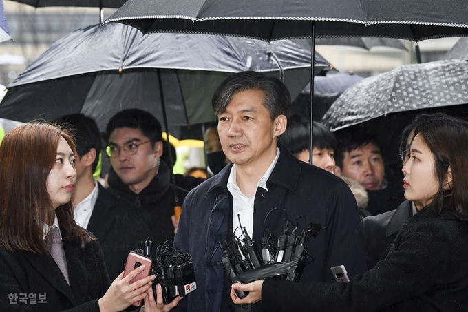 [저작권 한국일보] 직권남용 혐의로 구속영장이 청구된 조국 전 법무부 장관이 영장실질심사를 받기 위해 지난 26일 오전 서울동부지방법원에 출석하고 있다. 이한호 기자