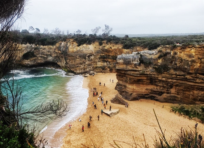 해변으로 접근이 가능한 로크아드고지(Loch Ard Gorge). 옛날이나 지금이나 사람도 꿀꺽 삼키는 마성의 파도를 조심할 것.