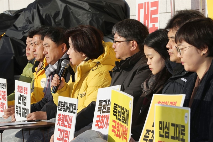 정의당 심상정 대표가 27일 오전 서울 여의도 국회 본청 앞에서 계속된 패스트트랙 통과를 위한 국회철야농성에서 발언하고 있다. 연합뉴스