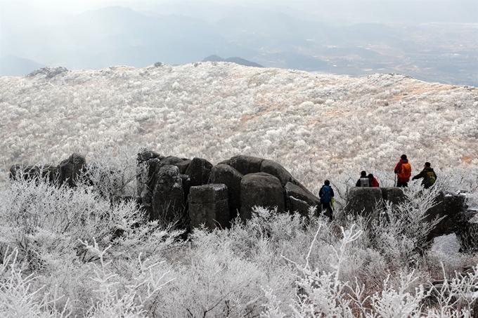 27일 오전 광주 무등산에서 서석대를 향하던 등산객들이 설경을 바라보고 있다. 연합뉴스