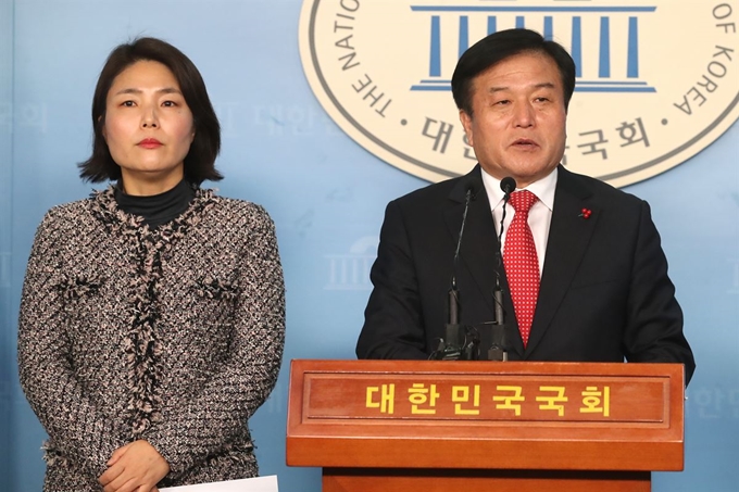 이진복(오른쪽), 전희경 자유한국당 의원이 27일 오후 서울 여의도 국회 정론관에서 기자회견을 갖고 총선기획단 회의 결과를 브리핑하고 있다. 뉴스1