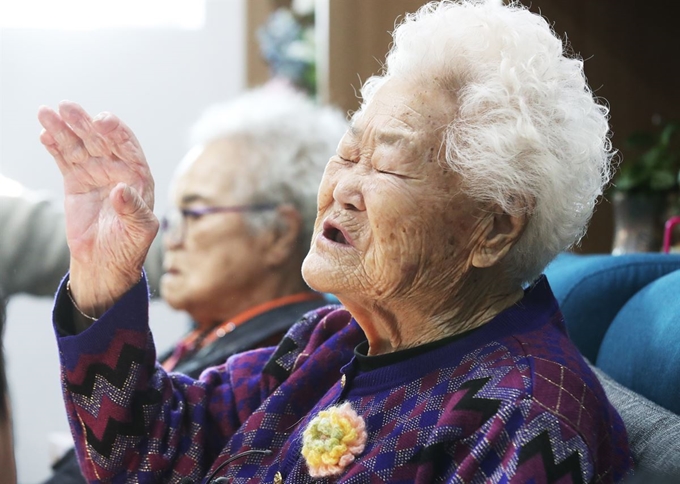 27일 오후 경기도 광주시 나눔의 집에서 부산 출신 이옥선 할머니가 박근혜 정부가 체결한 한·일 위안부 문제에 관한 합의 발표가 위헌임을 확인해 달라며 낸 헌법소원 사건 선고 관련 뉴스를 시청한 후 발언하고 있다.