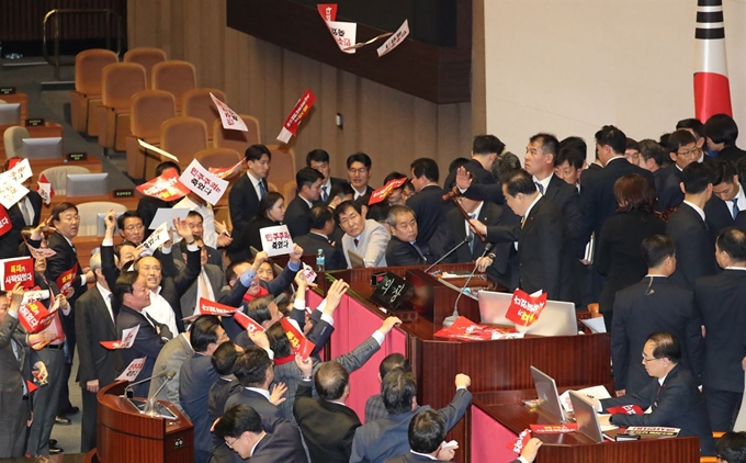 '준연동형 비례대표제' 공직선거법 개정안이 27일 오후 국회 본회의에서 통과됐다. 문희상 의장이 자유한국당 의원들의 항의 속에 공직선거법에 대한 투표 절차를 진행하는 의사봉을 두드리고 있다. 연합뉴스