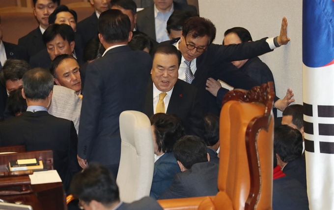 27일 국회 본회의장에서 문희상 국회의장이 자유한국당 의원들의 저지를 뚫고 의장석으로 향하고 있다. 연합뉴스