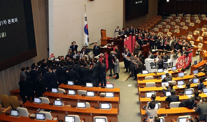 27일 '공직선거법 개정안' 국회 본회의 표결을 앞두고 문희상 국회의장이 국회 본회의장에 입장하자 자유한국당 의원들이 문 의장을 막아서고 있다. 연합뉴스