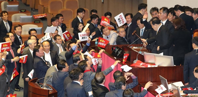 '준연동형 비례대표제' 공직선거법 개정안이 27일 오후 국회 본회의에서 통과됐다. 문희상 의장이 자유한국당 의원들의 항의 속에 공직선거법에 대한 투표 절차를 진행하는 의사봉을 두드리고 있다. 연합뉴스