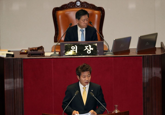 정의당(아래) 여영국 의원이 28일 오전 서울 여의도 국회 본회의장에서 고위공직자범죄수사처 신설법안에 대한 필리버스터를 하고 있다. 연합뉴스