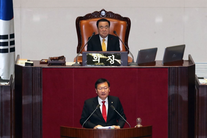 정점식(아래) 자유한국당 의원이 28일 오전 서울 여의도 국회 본회의장에서 고위공직자범죄수사처 신설법에 대한 필리버스터를 하고 있다. 연합뉴스