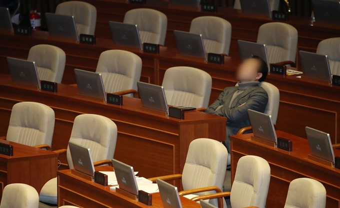 28일 새벽 국회에서 자유한국당 윤재옥 의원이 '고위공직자범죄수사처 설치 법안'에 대한 필리버스터를 하는 동안 한 야당 의원이 졸음을 참지 못하고 있다. 연합뉴스