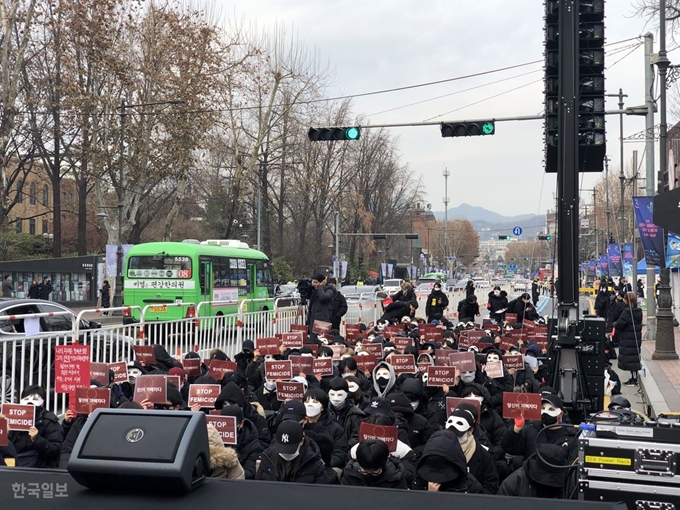 [저작권 한국일보]28일 서울 혜화역 일대에서 폐미사이드 철폐 촉구를 주장하는 여성 네티즌들의 시위가 열렸다. 이승엽 기자