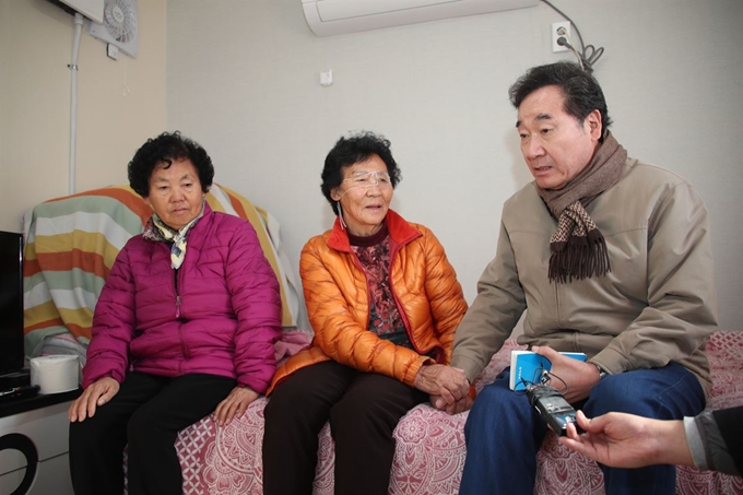 이낙연(오른쪽) 국무총리가 28일 오전 경북 포항 흥해읍 지진 이재민 이주단지를 방문해 이재민들을 위로하고 있다. 연합뉴스