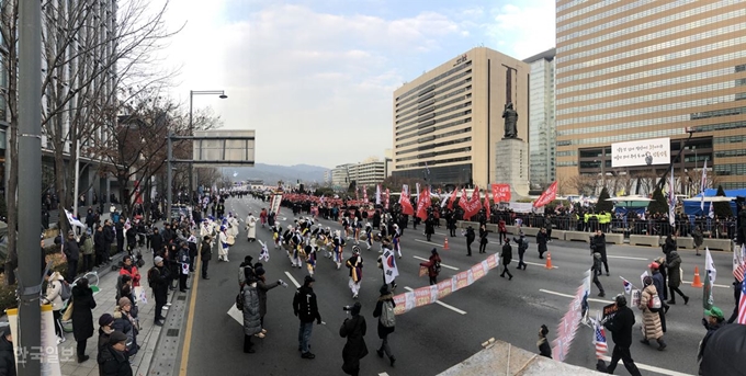 [저작권 한국일보]28일 서울 광화문 일대에서 보수단체의 대규모 시위가 열렸다. 이승엽 기자