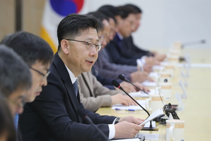 김현수 농림축산식품부 장관이 지난달 28일 경기도 의정부시 경기도북부청사에서 열린 아프리카돼지열병(ASF) 관련 농가 간담회에서 발언하고 있다. 연합뉴스