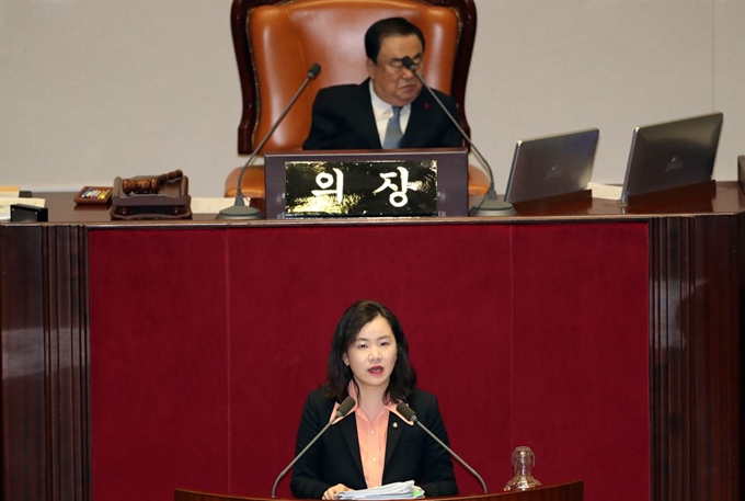 신보라(아래) 자유한국당 의원이 28일 국회 본회의장에서 고위공직자범죄수사처(공수처) 신설법안에 대한 무제한 토론(필리버스터)을 하며 문희상 국회의장을 비난하고 있다. 연합뉴스