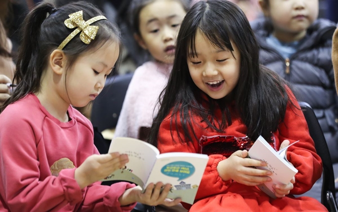 6일 오후 세종 연양초등학교에서 열린 2020학년도 신입생 예비소집 설명회에서 아이들이 나란히 앉아 대화를 나누고 있다. 연합뉴스