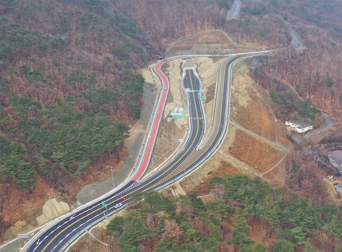 31일 개통하는 운문터널 울산 울주 쪽 진출입구 전경. 경북도 제공