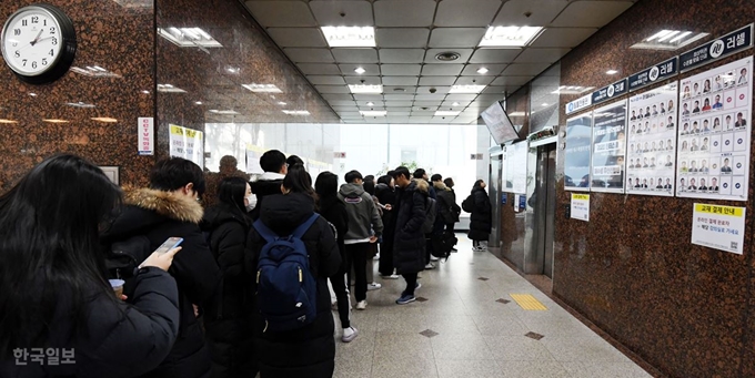 새해를 앞둔 지난달 28일 서울 강남구 대치동의 한 입시학원에서 수강생들이 수업에 들어가기 위해 엘리베이터를 줄지어 기다리고 있다. 배우한 기자