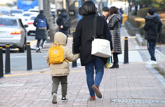 새해를 앞둔 지난달 28일 서울 강남구 대치동 학원가 거리에서 한 초등학생이 엄마 손을 잡고 발걸음을 옮기고 있다. 배우한 기자