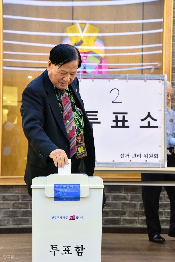 호찌민 교민 사회의 산 증인인 이순흥 전 교민회장이 투표하고 있다. 이 전 회장은 1975년 월남 패망 당시 수도 사이공(현 호찌민시)에 있는 공관원과 교민들의 철수를 돕다가 정작 자신은 미군의 마지막 탈출 헬기를 놓친 인물이다. 의도하지 않은 베트남 억류생활을 하는 동안 미처 철수하지 못한 한국 교민 150명의 대표로서 6년간 봉사하며 교민들의 단계적 철수와 이대용 공사 등 억류 공관원 8명의 옥바라지를 한 인물로 유명하다.