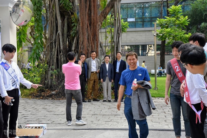 선거일 오전까지만 해도 투표는 순조롭게 진행됐고 분위기도 좋았다. 총영사관 뜰의 거목을 배경으로 양 후보자가 양측 캠프 관계자들과 함께 공정선거를 다짐하며 기념 촬영하고 있다.