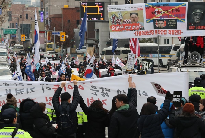 28일 오후 서울 종로구 청운효자동주민센터 인근에서 국립서울맹학교 학부모와 졸업생들이 청와대로 향하는 보수단체의 행진을 막아서고 있다. 연합뉴스