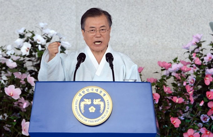 문재인 대통령이 지난 8월15일 천안 독립기념관 겨레의 집에서 열린 제74주년 광복절 경축식에서 ‘아무도 흔들 수 없는 나라’에 대한 의지를 담은 경축사 도중 주먹을 쥐고 있다. 연합뉴스