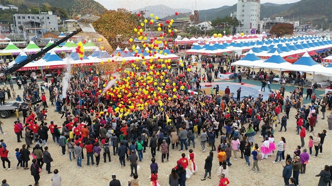 청송사과축제가 문화체육관광부가 발표한 대한민국대표축제로 선정됐다(사진은 지난해 개회식 모습). 청송군 제공.