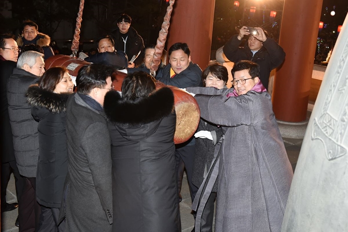 수원시는 2019년 마지막날인 31일 오후 화성행궁 광장에서 제야 행사를 연다고 30일 밝혔다. 지난해 제야행사에서 염태영(맨 오른쪽) 수원시장 등 참석자들이 제야의 종을 치고 있다. 수원시 제공