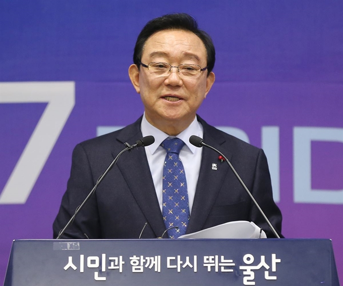 [PYH2019123009070005700] <YONHAP PHOTO-2027> 기자회견 하는 송철호 울산시장 (울산=연합뉴스) 김용태 기자 = 송철호 울산시장이 30일 오전 울산시청 프레스센터에서 경제자유구역 예비지정·수소시범도시·수소융복합단지 선정 발표 기자회견을 하고 있다.