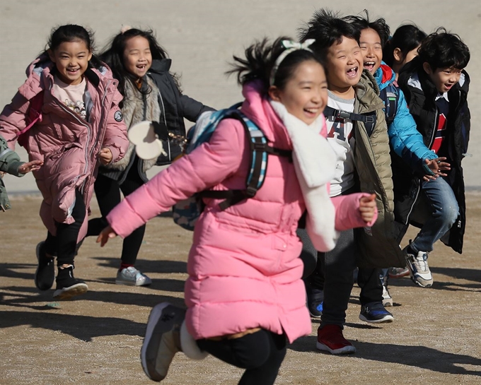 지난 20일 방학을 맞은 서울 용산구 삼광초 학생들이 환한 표정으로 뛰어 가고 있다. 연합뉴스