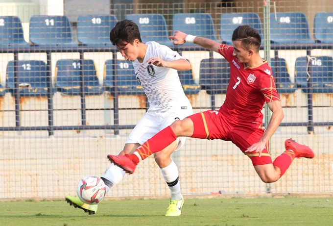 U-22 남자 축구대표팀 수비수 윤종규(왼쪽)가 지난 11월 15일(현지시간) 아랍에미리트 두바이 샤밥 알-아흘리 스타디움에서 열린 2019두바이컵 친선대회 2차전 바레인과의 경기에서 볼 다툼을 하고 있다. 두바이=뉴스1