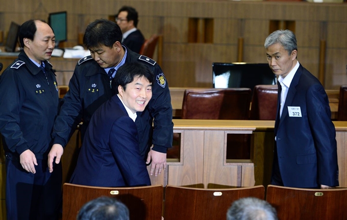 이석기 전 통합진보당 의원이 2015년 1월 서울 서초동 대법원에서 열린 ‘내란음모’ 사건에 대한 상고심 선고공판에 참석해 방청객들을 바라보며 웃고 있다. 한국일보 자료사진