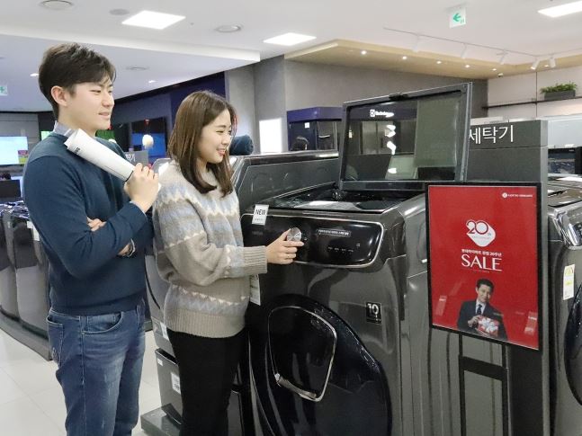 30일 서울 롯데하이마트 대치점에서 고객들이 세탁기 등 가전제품들을 살펴보고 있다. 롯데하이마트 제공