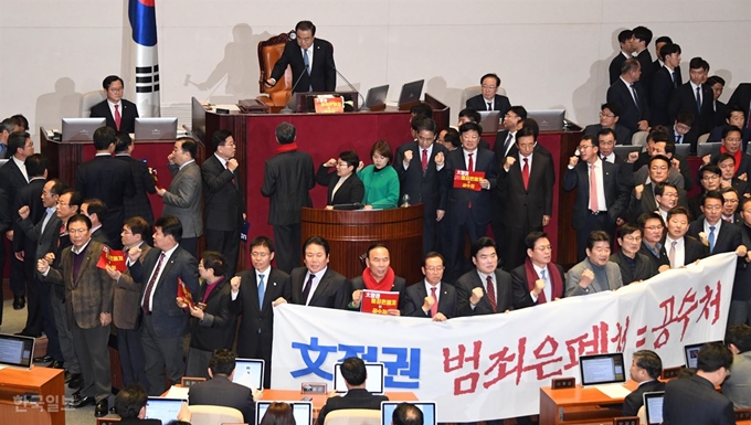 문희상의장이 30일 개회선언을 하는 동안 한국당 의원들이 단상주변에서 현수막을 펼쳐들고 문의장의 의사진행 및 공수처법 처리를 규탄하며 항의하고 있다. 오대근기자