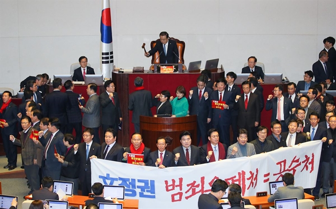 '고위공직자범죄수사처법(공수처법)' 본회의 표결을 앞두고 30일 국회 본회의장에서 자유한국당 의원들의 항의 가운데 문희상 국회의장이 개의를 선언하고 있다. 연합뉴스