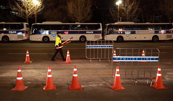 고위공직자범죄수사처법(공수처법)'이 국회 본회의를 통과한 30일 오후 서울 여의도 국회 앞 도로에서 공수처 반대 집회에 참가한 한 남성이 분신을 시도해 경찰들이 현장을 통제하고 있다. 연합뉴스