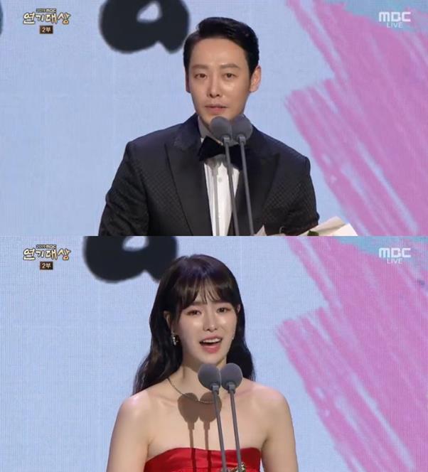 배우 김동욱과 임지연이 '2019 MBC 연기대상' 월화/특별기획 부문 남녀 최우수상을 수상했다. MBC 캡처