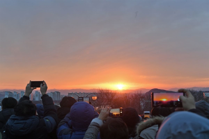 2019년 1월 1일 동촌유원지 해맞이공원에서 열린 해맞이 행사 중 일출이 떠오르자 관람객들이 기념촬영을 하고 있다. 대구 동구 제공