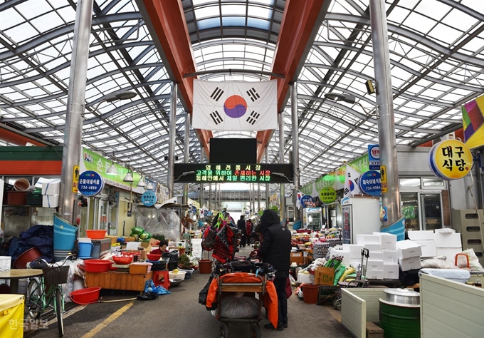 영해만세시장 중앙에 대형 태극기가 걸려 있다. 영덕의 독립운동을 주도한 곳이라는 자부심이 엿보인다.