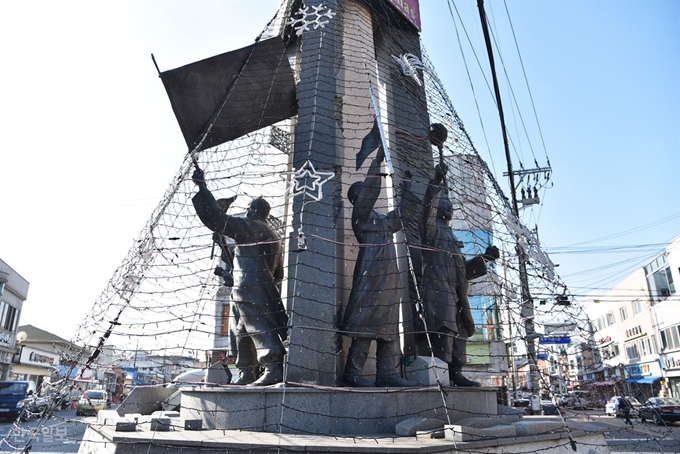 영해만세시장 인근 로터리의 3ㆍ1의거탑. 연말연시 장식물로 다소 어지럽다.