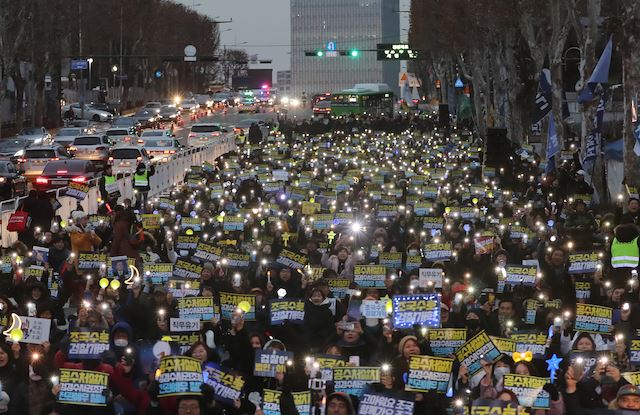 28일 오후 서울 서초구 서울중앙지검 앞에서 열린 서초달빛집회에서 참가자들이 조국수호와 검찰개혁,공수처 설치 등을 촉구하는 구호를 외치고 있다. 연합뉴스