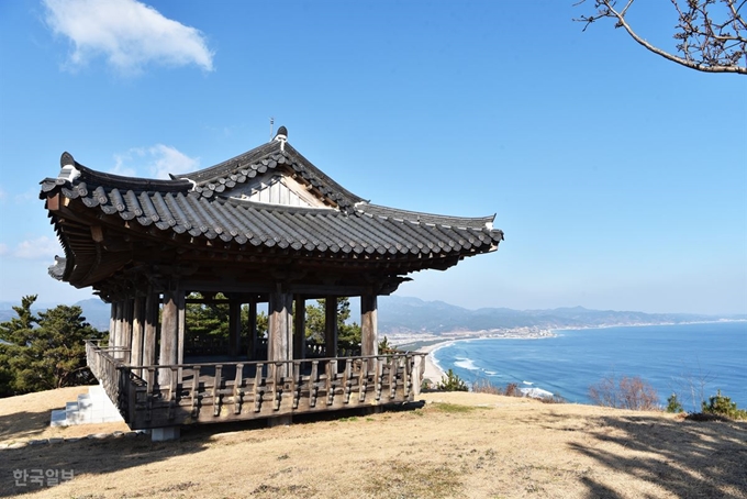 상대산 꼭대기의 관어대. 목은 이색이 고래불해수욕장과 바다를 조망하던 곳이다.