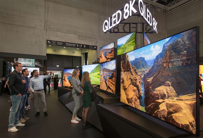 지난 9월 독일에서 열린 유럽 최대 가전 전시회 'IFA 2019'에서 관람객들이 삼성전자 최신 QLED 8K TV 제품을 살펴보고 있다. 삼성은 1월 7일 미국에서 개막하는 세계 최대 소비자가전 전시회 'CES 2020'에서 8K TV 신제품을 공개한다. 삼성전자 제공