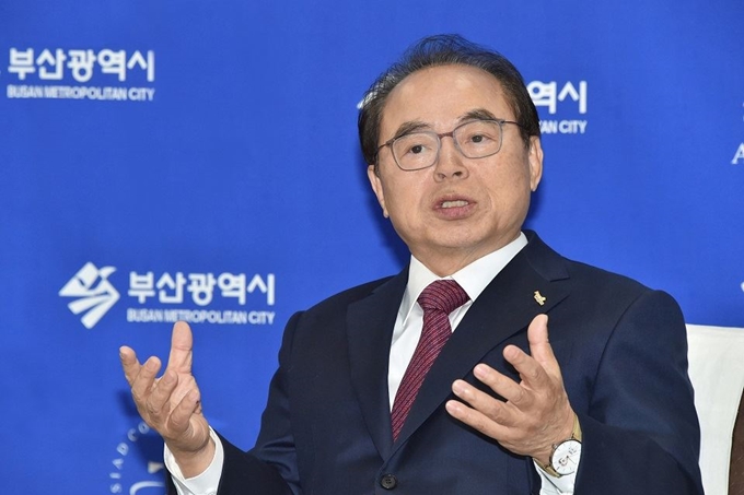 오거돈 부산시장은 2일 한국일보와 가진 신년 인터뷰에서 “올해는 사상 최대 규모로 확보한 국비로 세밀한 정책을 마련, 민생경제에 활력을 불어 넣을 생각”이라고 밝혔다.