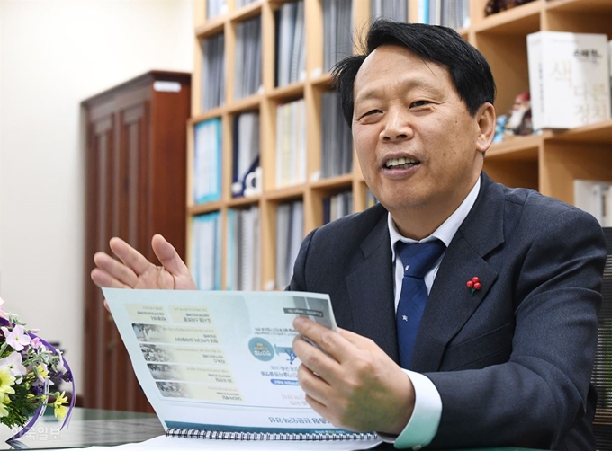 이성 서울 구로구청장은 “G밸리는 세계 최초 기술이 수없이 많아 기술력에 관해선 이미 세계적인 산업단지”라며 “4차 산업혁명과 관련한 기업 활동이 여기서 이뤄지고 있는 만큼 울산ㆍ포항공단 못지 않은 관심을 기울여야 한다”고 강조했다. 배우한 기자