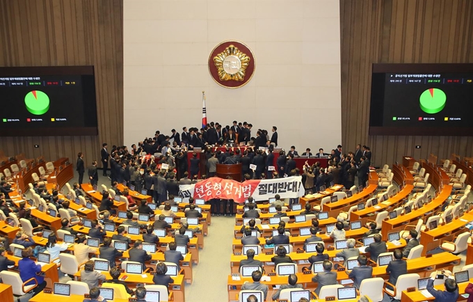 문희상 국회의장이 27일 국회 본회의에서 '공직선거법 개정안'을 가결하고 있다. 연합뉴스