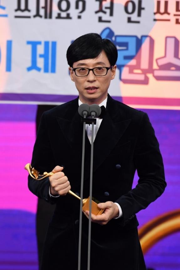 유재석은 '런닝맨'으로 대상을 수상한 이후 故설리와 구하라에 대한 추모의 뜻을 담은 소감으로 의미를 더했다. SBS 제공