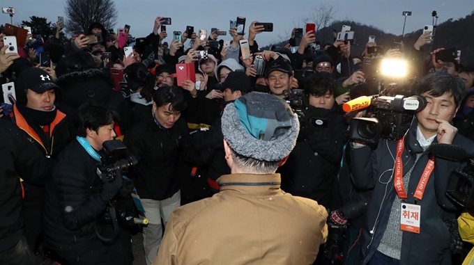 문재인 대통령이 1일 오전 서울 아차산에서 2019년을 빛낸 의인들과 함께 신년 해맞이 산행을 하며 시민들에게 인사말을 하고 있다. 류효진 기자