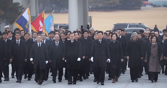 문재인 대통령이 2일 오전 동작구 국립서울현충원을 찾아 국무위원, 청와대 보좌진들과 현충탑을 참배하기 위해 입장하고 있다. 연합뉴스