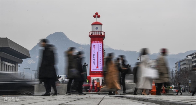 2020년 새해 첫 근무일인 2일 오전 서울 광화문 사거리에서 시민들이 출근하고 있다. 류효진 기자